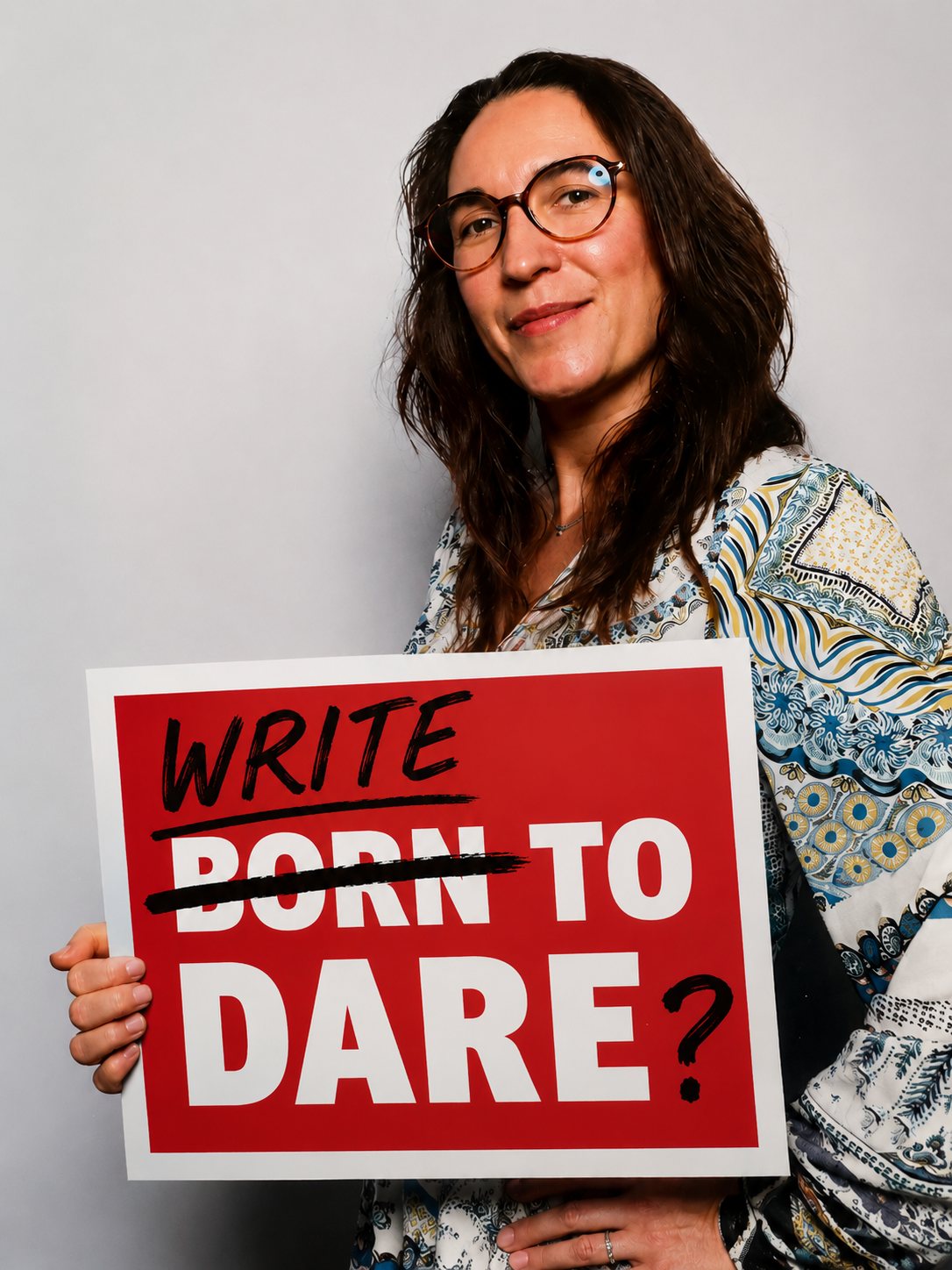 Mo Thomson mit Schild Write to dare