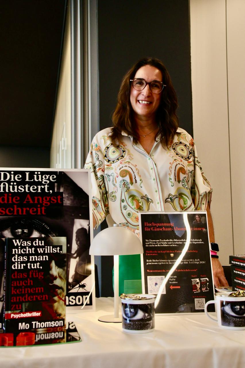 Mo Thomson mit ihren Büchern auf der Bodenseebuchmesse 2025