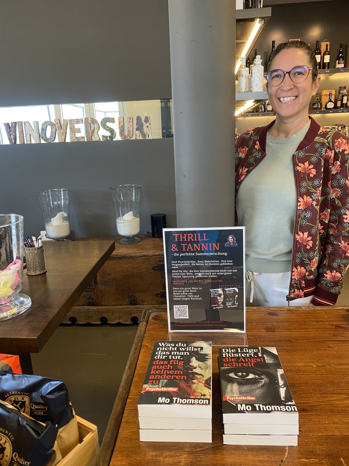 Mo Thomson mit ihren Büchern im Vinoversum